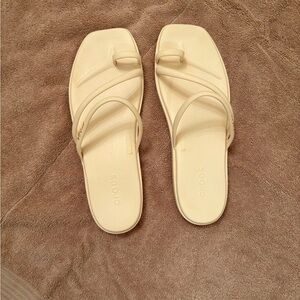 Crocs womens Miami Toe Loop Sandal size 11 color “dew”